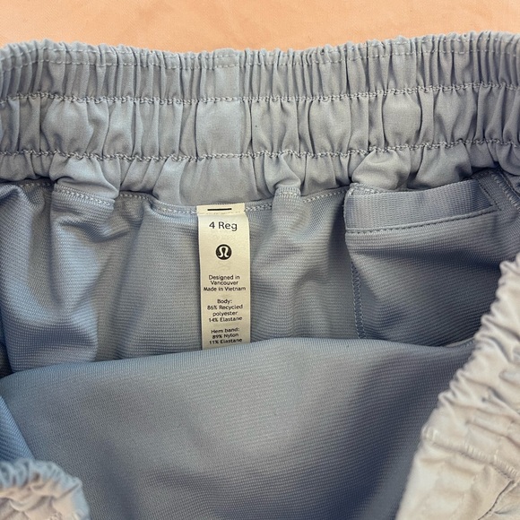 lululemon hotty hot short 2.5” - Picture 3 of 4